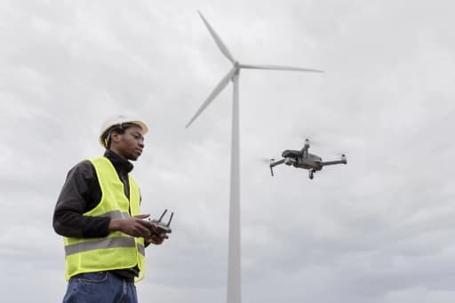Ingénieur homme de taille moyenne contrôlant un drone